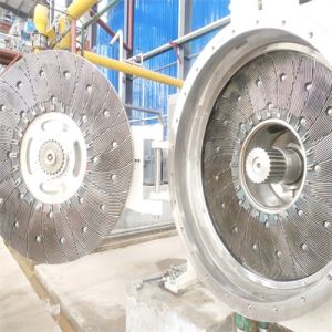 Why a piece of paper is needed between each pc of refiner segments during dynamic balance testing and correction?